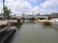 906366 Gezicht over de Vaartsche Rijn te Utrecht, op de werkzaamheden rond het nieuwe station Utrecht Vaartsche Rijn, ...